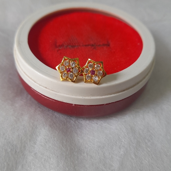 Beautiful new shaining stone desiner studs - Picture 6 of 15